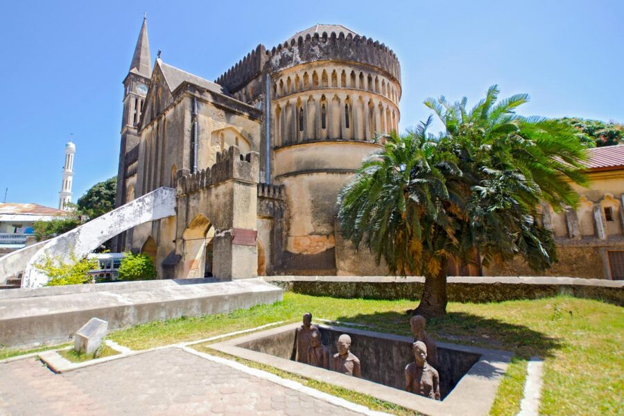 Denkmal an den Sklavenmarkt in der Altstadt (Stone Town) von Sansibar, Tansania - © tr3gin / Shutterstock