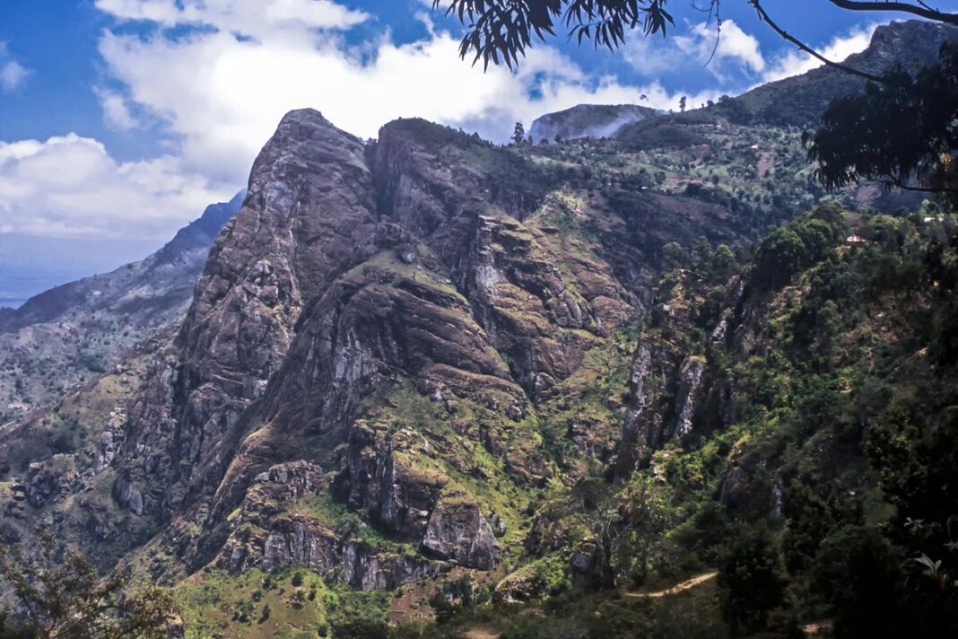 Die eindrucksvollen Gipfel der Usambara-Berge ziehen sich durch den Osten Tansanias und zählen zu den 25 Regionen der Welt mit der größten Artenvielfalt - © StephanScherhag / Shutterstock