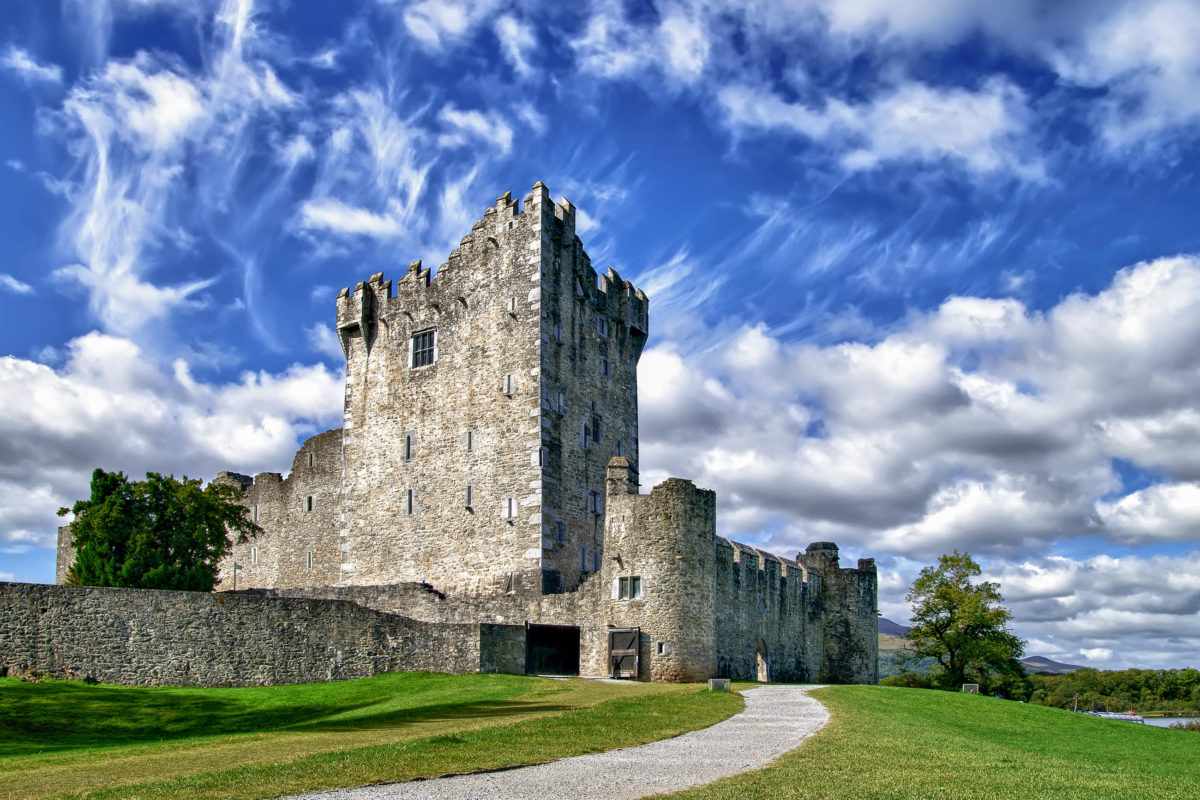 Der mächtige Turm des imposanten Ross Castle aus dem 15. Jahrhundert liegt auf einer Halbinsel am Ostufer des Lough Leane im Killarney Nationalpark, Irland - © matthi / Shutterstock
