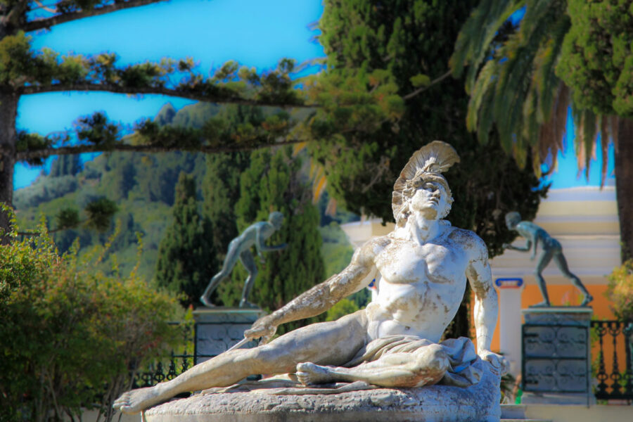 Eine prächtige Skulptur aus weißem Marmor des deutschen Bildhauser Ernst Herter, die den sterbenden Achilles darstellt, Schlosspark Achilleion, Korfu, Griechenland - © Jeanette Dietl / Fotolia