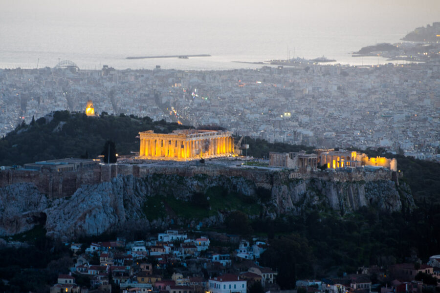 Blick auf die Akropolis bei Einbruch der Dämmerung - im Hintergurnd der Hafen von Piräus, Athen, Griechenland - © James Camel / franks-travelbox