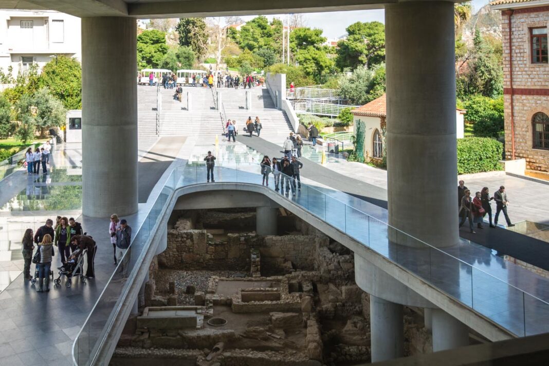 Eingangsbereich des Akropolis-Museum in Athen am Fuß des Athener Burgbergs, 300m südlich der weltberühmten Akropolis, Griechenland - © James Camel / franks-travelbox