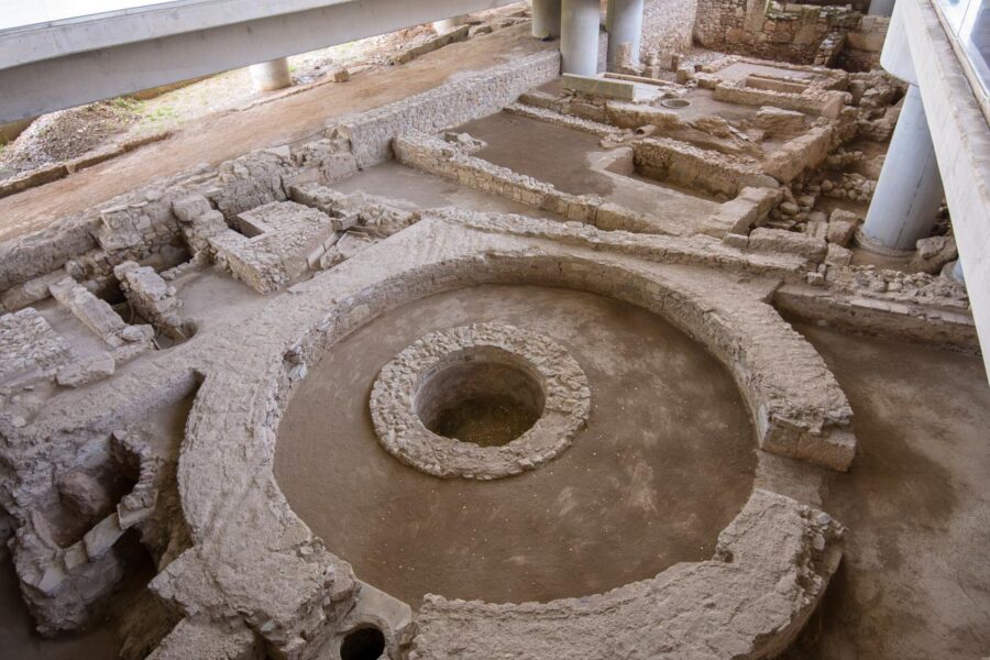Gleich vor dem Eingang des Akropolis-Museum kann ein Teil des faszinierenden Grabungsfeldes der Akropolis besichtigt werden, Griechenland  - © James Camel / franks-travelbox