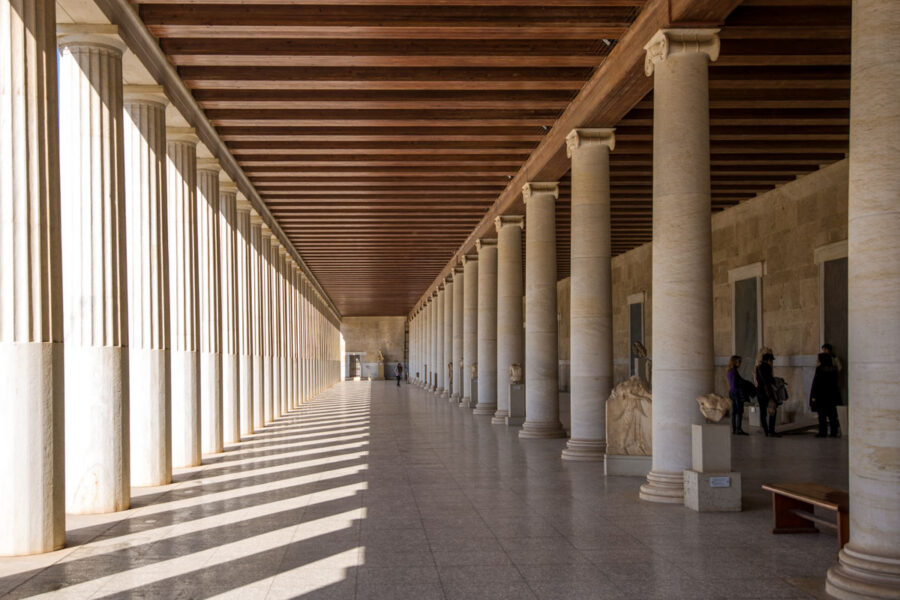 In den weitläufigen Säulengängen der Stoa auf der Antiken Agora wurde vor zweitausend Jahren gehandelt, politisiert und philosophiert, Athen, Griechenland - © James Camel / franks-travelbox