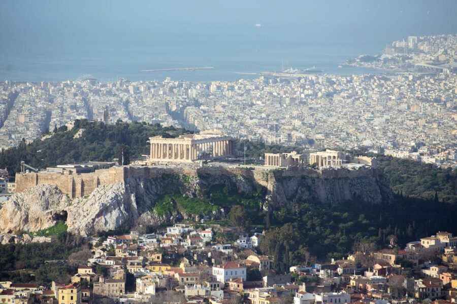 Vom Gipfel des Lykavittos, dem Stadtberg von Athen, tut sich ein herrlicher Blick auf die weltberühmte Akropolis auf, Griechenland - © James Camel / franks-travelbox