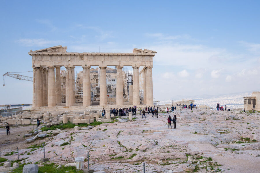 Der Parthenon auf der Akropolis ist der Pallas Athena Parthenos, der griechischen Göttin der Weisheit geweiht, im Hintergrund Athen, Griechenland - © James Camel / franks-travelbox