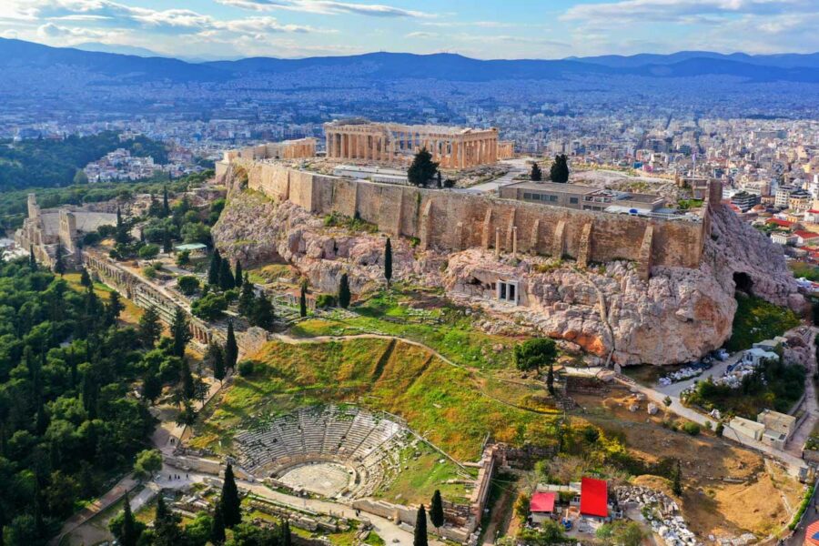 Luftaufnahme des Akropolis-Hügel, mit dem Parthenon und dem berühmten Theater von Dionysos, Athen, Griechenland - © Aerial-motion / Shutterstock
