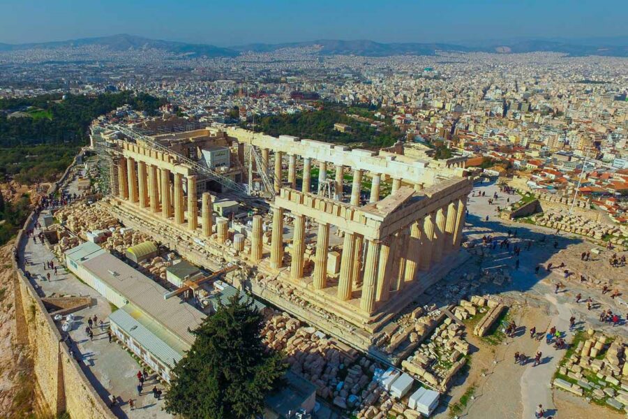 Der Parthenon ist der Haupttempel der Akropolis in der griechischen Hauptstadt Athen und befindet sich im Zentrum der prachtvollen Tempelanlage, Griechenland - © Aerial-motion / Shutterstock