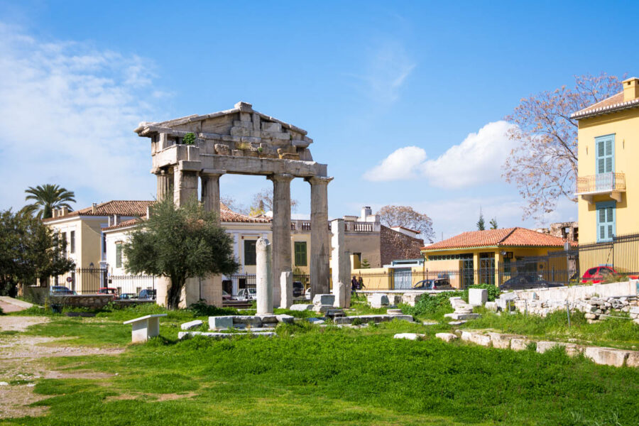 Der Eingang zur Römischen Agora in Athen erfolgte durch das prachtvolle Tor der Athena Archegetes, dessen Überreste heute noch zu sehen sind, Griechenland - © James Camel / franks-travelbox