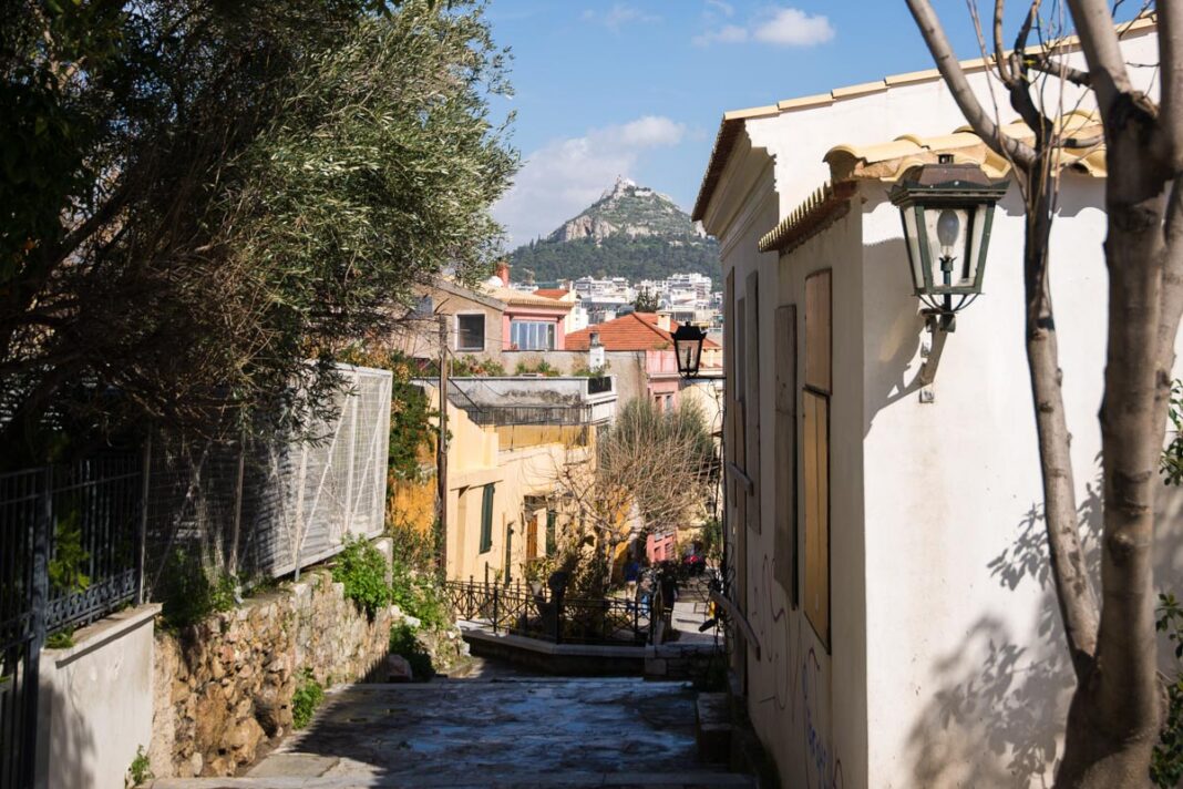 Typische Gasse im schmucken Stadtviertel Anafiótika mit Blick auf den Hügel Lykavittos, Athen, Griechenland - © James Camel / franks-travelbox