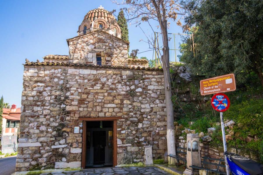 Die winzige steinerne Kirche der Metamorphose im Stadtteil Anafiótika in Athen, Griechenland - © James Camel / franks-travelbox