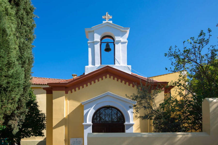 Kleine, farbenfrohe Kirchen sind inmitten dem Gassengewirr über ganz Anafiótika verstreut, Athen, Griechenlandii - © James Camel / franks-travelbox