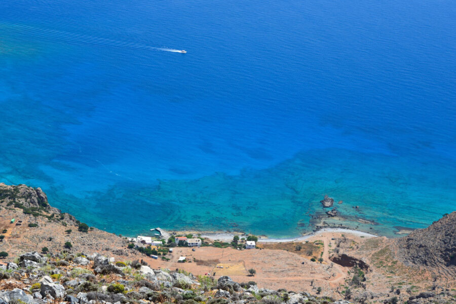 Fernab von Straßenlärm bilden das Rauschen des Meeres und die Glocken der Ziegen die vorherrschende Geräuschkulisse in der Finix Bucht auf Kreta, Griechenland - © FRASHO / franks-travelbox
