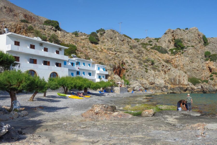 Die wenigen Tavernen am Lykos Beach im südlichen Kreta, Griechenland, vermieten einige wenige Zimmer in völliger Abgeschiedenheit - © FRASHO / franks-travelbox