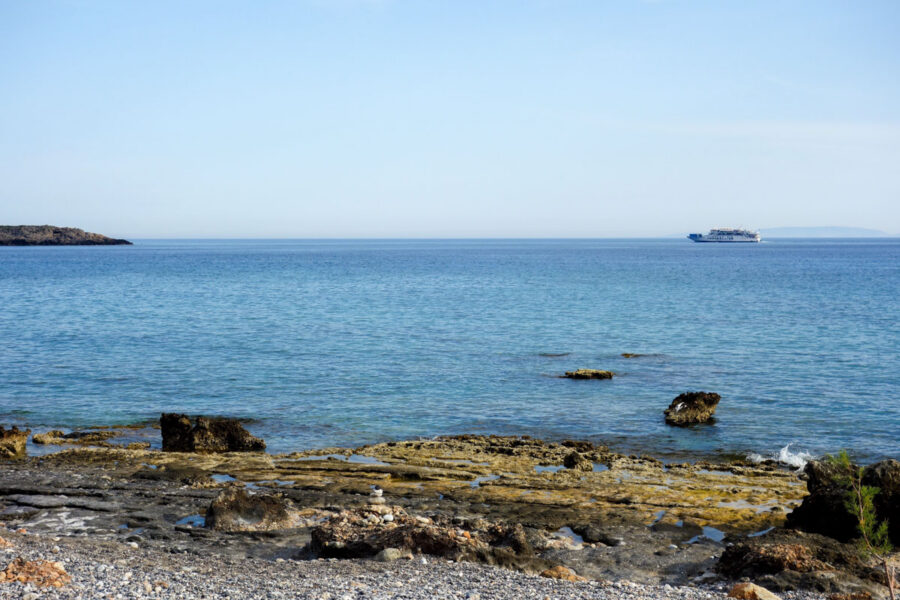 Hin und wieder zieht auf Kreta, Griechenland, die Fähre zwischen Agia Roumeli und Chora Sfakion am Strand von Lykos vorbei - © FRASHO / franks-travelbox