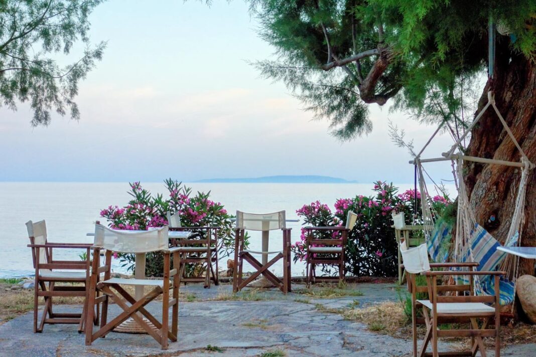 Besonders attraktiv ist auch über Wasser die absolute Ruhe, die der Strand von Lykos im Süden von Kreta bietet, Griechenland - © FRASHO / franks-travelbox