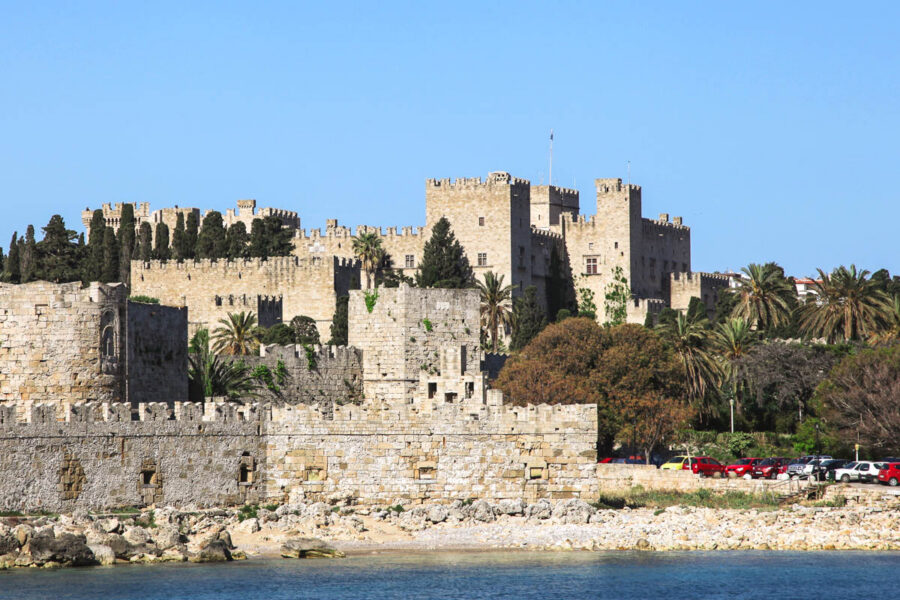 Der Großmeisterpalast auf Rhodos wurde im 14. Jahrhundert am höchsten Punkt von Rhodos Stadt erbaut , Griechenland - © dedi / Fotolia