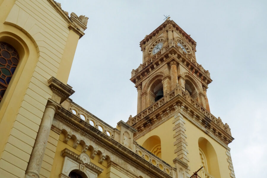 Die beiden Glockentürme und die Kuppel der Agias Minas Kathedrale in Heraklion auf Kreta, Griechenland, ragen gigantische 32 Meter in den Himmel - © FRASHO / franks-travelbox