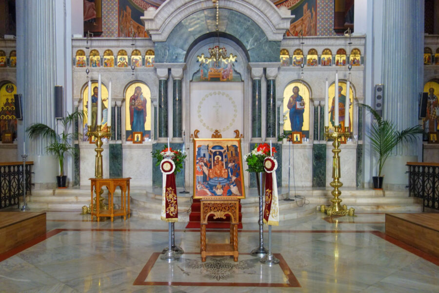 Die sehenswerte Ikonostase aus weißem Marmor nimmt in der Agias Minas Kathedrale in Heraklion auf Kreta, Griechenland, den gesamten Altarraum ein - © FRASHO / franks-travelbox