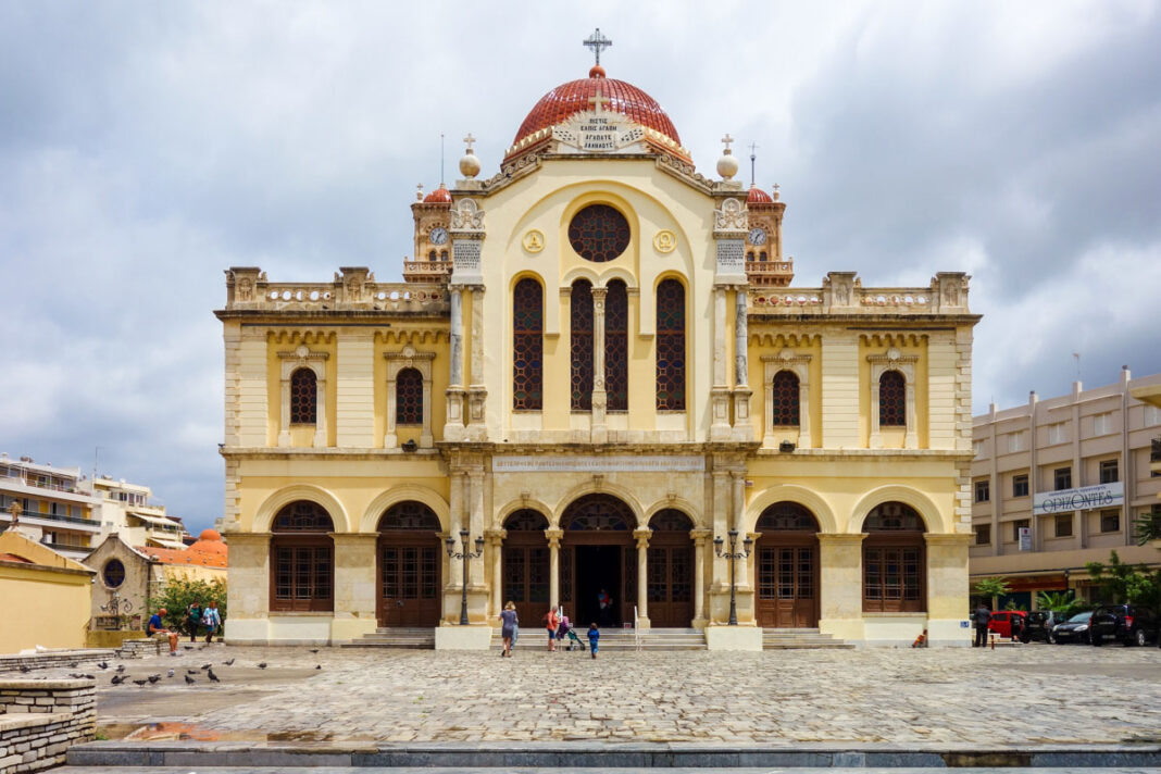 Die Minas-Kathedrale in Heraklion auf Kreta zählt zu den größten Kathedralen Griechenlands und beeindruckt durch ihre imposante Innenausstattung - © FRASHO / franks-travelbox