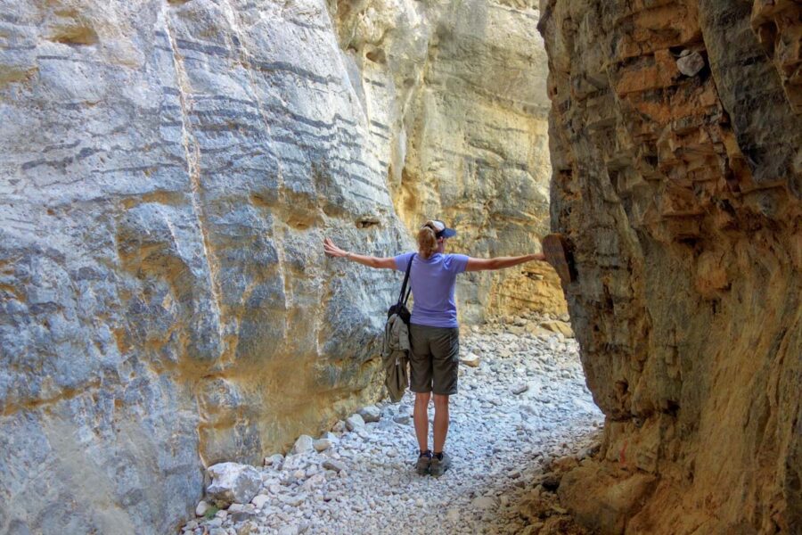 An ihrer engsten Stelle ist die Imbros Schlucht auf Kreta, Griechenland, nur 1,60 Meter breit - © FRASHO / franks-travelbox