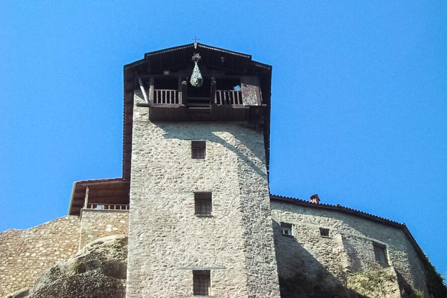 Die Meteora-Klöster in Griechenland waren lange Zeit nur über Seilwinden und Strickleitern zu erreichen - © FRASHO / franks-travelbox
