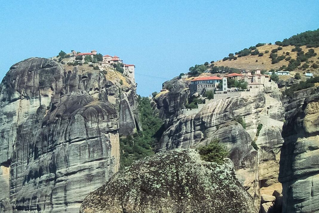 Abgesehen von den 24 Klöstern zählen die Meteora-Felsen zu den beliebtesten Kletterzielen Griechenlands - © FRASHO / franks-travelbox