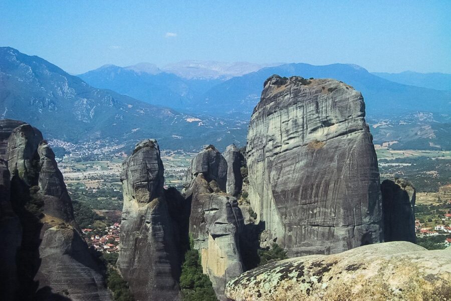 Überwältigende Aussicht von den Klippen der Meteora-Klöster, die auch bei Kletterern sehr beliebt sind, Griechenland - © FRASHO / franks-travelbox