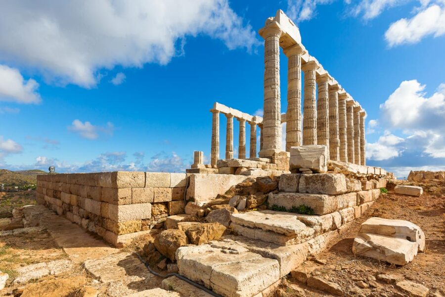 Auf einer künstlichen Terrasse thronen noch heute die Überreste des Tempels des Poseidon, dem griechischen Gott der Meere, Kap Sounion, Griechenland - © Anastasios71 / Shutterstock