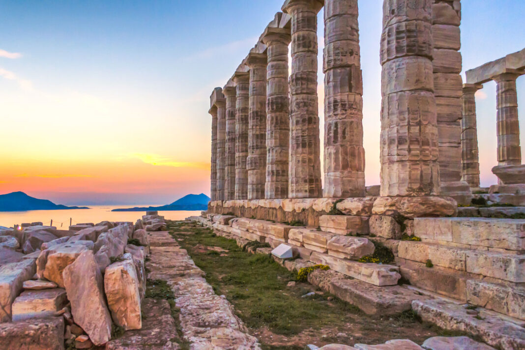 Die Landspitze am Kap Sounion ragt 60m über das Mittelmeer und fällt an allen Seiten steil in die Tiefe, Griechenland - © isidoros andronos / Shutterstock