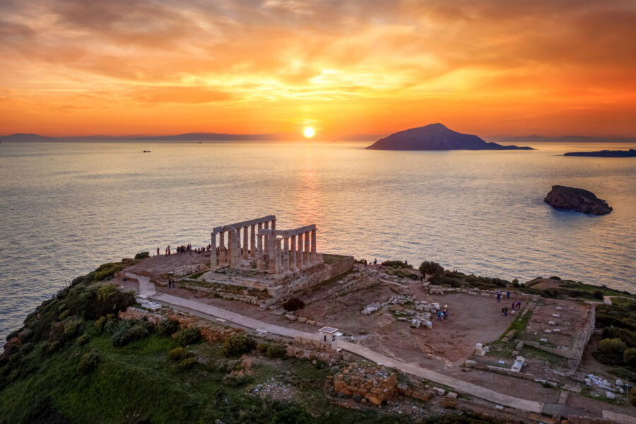 Das Kap Sounion ist gemeinsam mit den Säulen des antiken Poseidon-Tempels der perfekte Ort für eine Sonnenuntergangs-Show in Griechenland - © Sven Hansche / Shutterstock