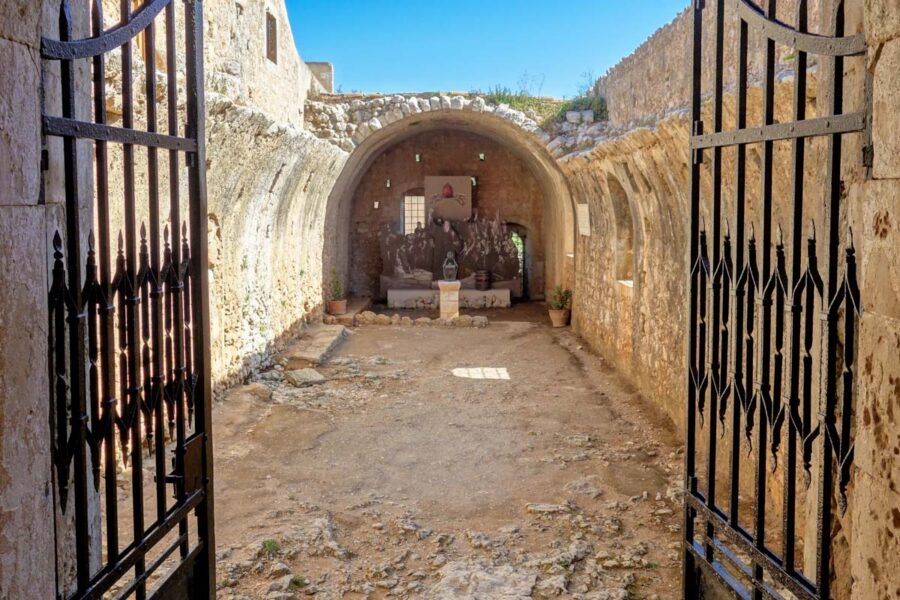 Die gewaltige Explosion im Weinkeller des Arkadi-Klosters auf Kreta, Griechenland, soll 1.000 Menschen in den Tod gerissen haben - © FRASHO / franks-travelbox