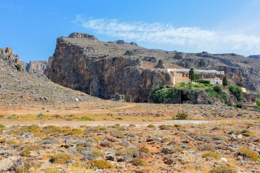 Wie ein Schwalbennest klebt das Kloster Kapsa im Südosten von Kreta, Griechenland, an einem eindrucksvollen Felsen - © FRASHO / franks-travelbox