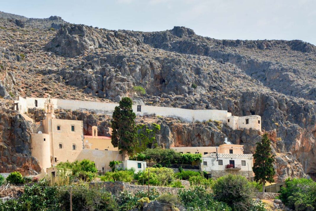 In der einsamen Berglandschaft im kargen Südosten von Kreta, Griechenland, ist das kühle und begrünte Kloster Kapsa eine willkommene Oase - © FRASHO / franks-travelbox
