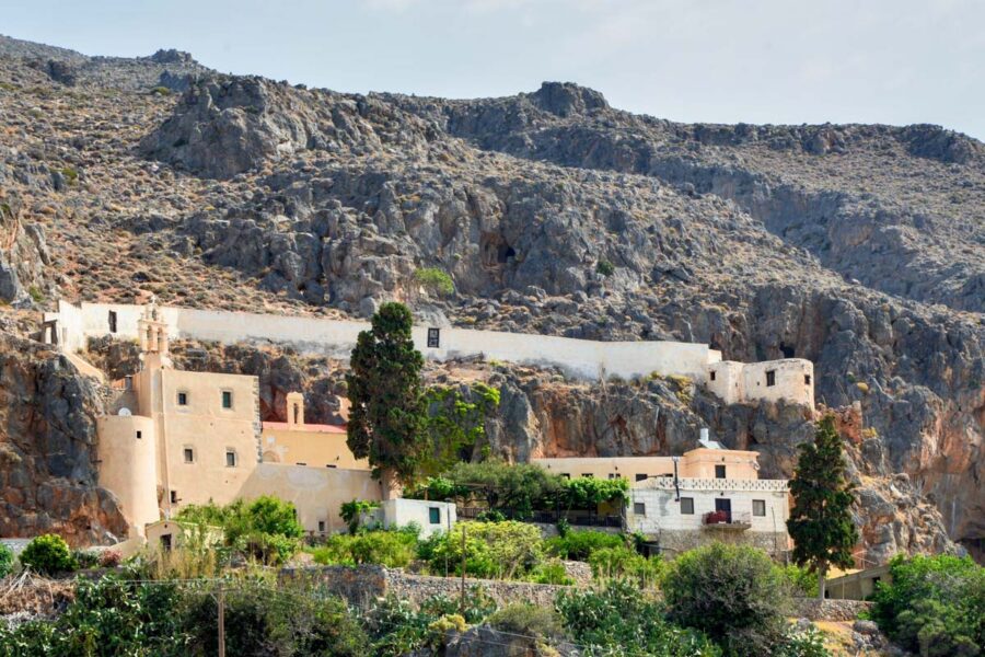 In der einsamen Berglandschaft im kargen Südosten von Kreta, Griechenland, ist das kühle und begrünte Kloster Kapsa eine willkommene Oase - © FRASHO / franks-travelbox
