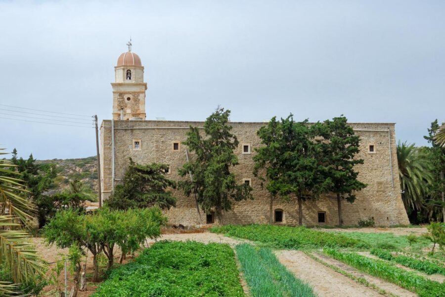 Das rund 800 Quadratmeter große Kloster Toplou auf Kreta, Griechenland, wurde sehr wehrhaft erbaut und erinnert ein wenig an eine mittelalterliche Burg - © FRASHO / franks-travelbox
