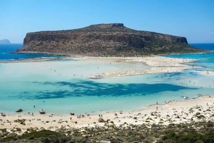 Die Halbinsel Gramvousa in der Lagune von Balos auf Kreta, Griechenland, ist unbewohnt und über eine rund 500m breite Landbrücke zu erreichen - © FRASHO / franks-travelbox