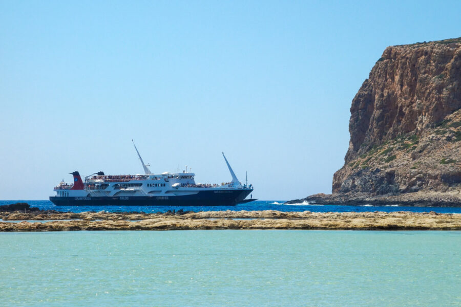 Auch Griechenlands Party-Piraten laufen im Hafen der paradiesischen Lagune von Balos im Westen von Kreta ein - © FRASHO / franks-travelbox