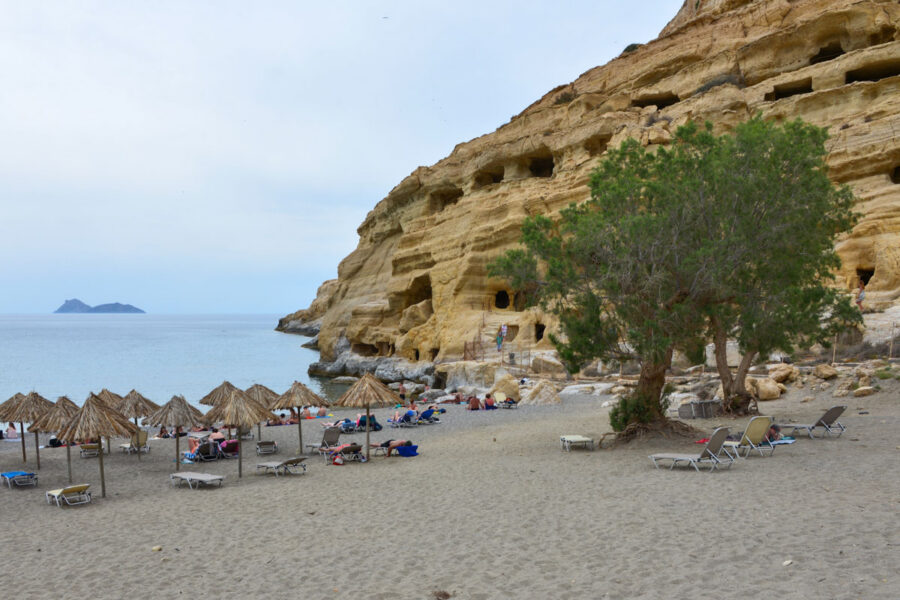 Die beste Reisezeit für die Matala-Höhlen und den Matala Beach auf Kreta, Griechenland, ist der Morgen oder Abend, wenn die Tagesgäste wieder abgereist sind - © FRASHO / franks-travelbox