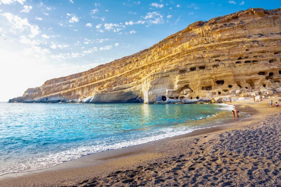 Jedes Jahr im Juni findet bei den Höhlen von Matala das dreitägige Matala Beach Festival mit Live-Musik regionaler Bands statt, Kreta, Griechenland - © Georgios Tsichlis / Shutterstock