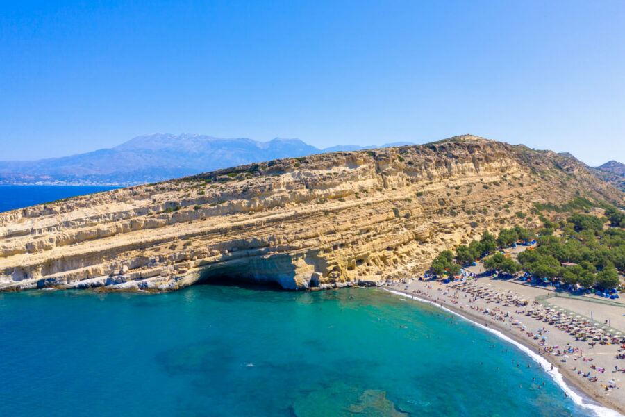 Blick auf die Höhlen von Matala und den Matala Beach, Kreta, Griechenland - © Georgios Tsichlis / Shutterstock