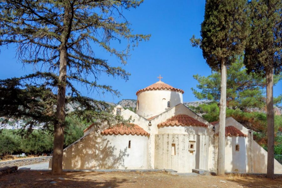 Die Panagia i Kera Kirche auf Kreta steht inmitten von Zypressen und Olivenbäumen und gibt ein für Griechenland so typisches Fotomotiv ab - © FRASHO / franks-travelbox