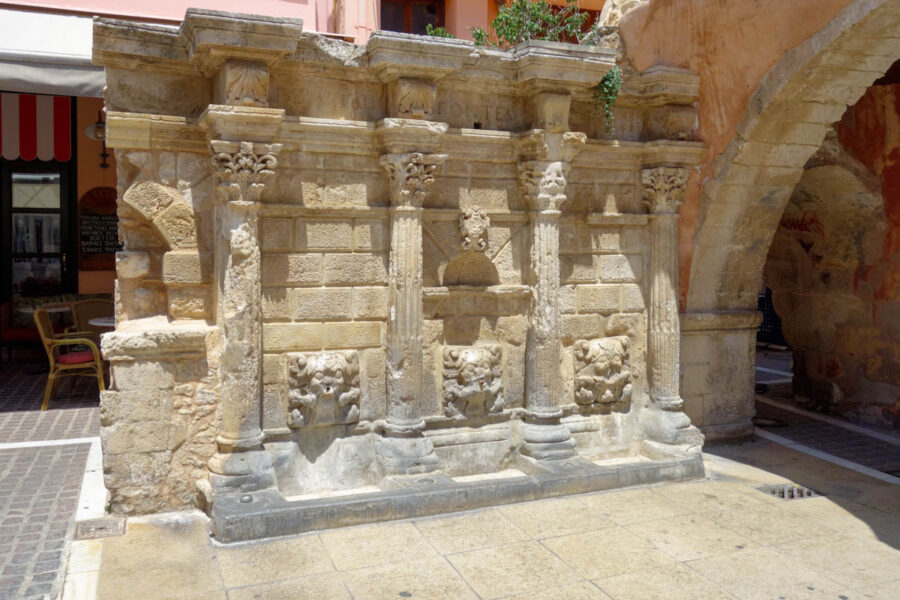 Am Platia Petichaki in Rethymnon auf Kreta, Griechenland, befindet sich der hübsche Rimondi-Brunnen aus dem Jahr 1629 - © FRASHO / franks-travelbox