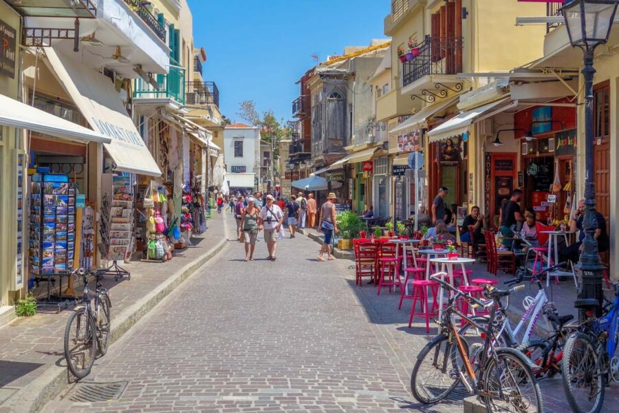 Zwischen den liebevoll restaurierten Häusern von Rethymnon auf Kreta, Griechenland, versprühen Café-Tischchen und Souvenirstände Urlaubsflair - © FRASHO / franks-travelbox