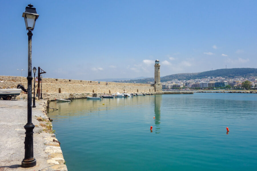Über die wunderbar renovierte Venezianische Loggia gelangt man in den fast kreisrunden Venezianischen Hafen von Rethymnon, Griechenland - © FRASHO / franks-travelbox