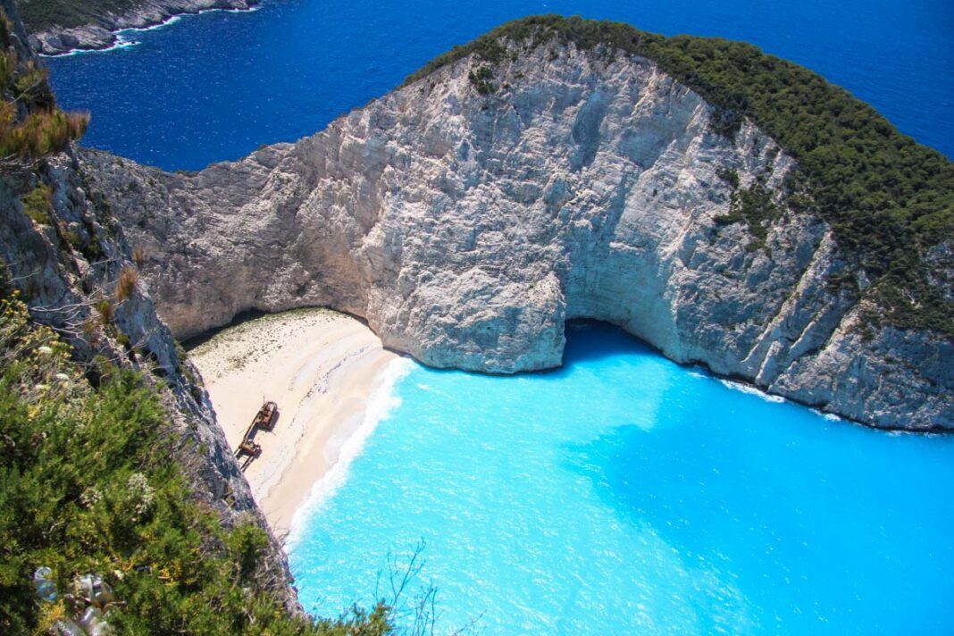 Blick in die Schmugglerbucht auf Zakynthos mit einem markanten Schiffswrack auf dem kleinen Strand, umgeben von 200m hohen Felsen und türkisblauem Meer, Griechenland - © Mirko Wilhelm / Fotolia