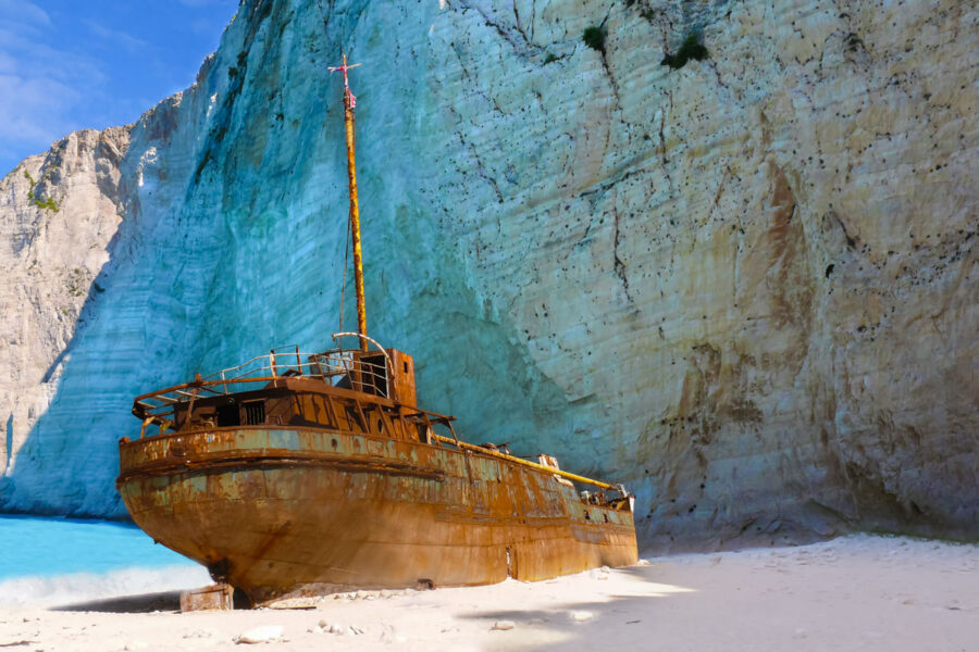 Der Frachter Panagiotis gehörte Schmugglern, die illegale Zigarettenladungen an Bord hatten und von der Küstenwache verfolgt wurden, Zakynthos, Griechenland - © David Ryznar / Shutterstock
