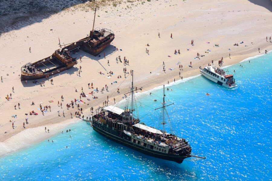 Die Schmugglerbucht ist nur mit dem Schiff zu erreichen. Umgeben von senkrechten Felsklippen führt kein alternativer Weg in die Bucht, Zakynthos, Griechenland - © Samot / Shutterstock