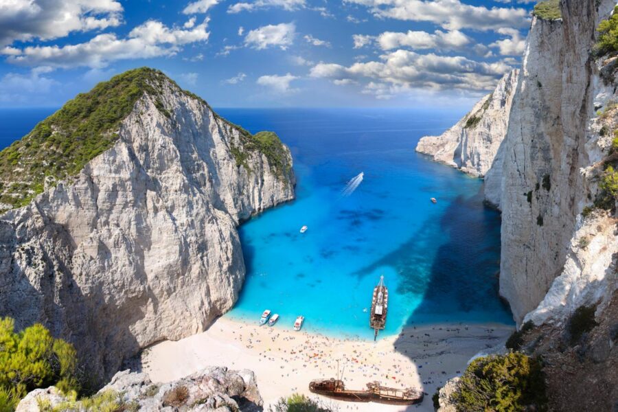 EIn Postkartenmotiv: Der Sand in der Schmugglerbucht ist strahlend weiß, das Meer azurblau und die Klippen sind steil, Zakynthos, Griechenland - © Samot / Shutterstock