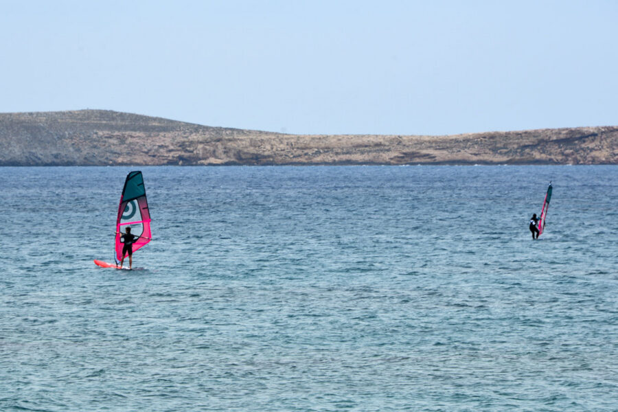 Am Strand von Kouremenos auf Kreta, Griechenland, tanzen jeden Tag die farbenfrohen Segel der Wind- und Kitesurfer über das flache Wasser - © FRASHO / franks-travelbox